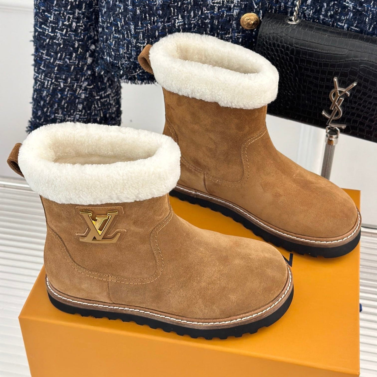 CHUNKY SOLE SNOW BOOTS IN PEANUT BROWN SUEDE AND WHITE WOOL