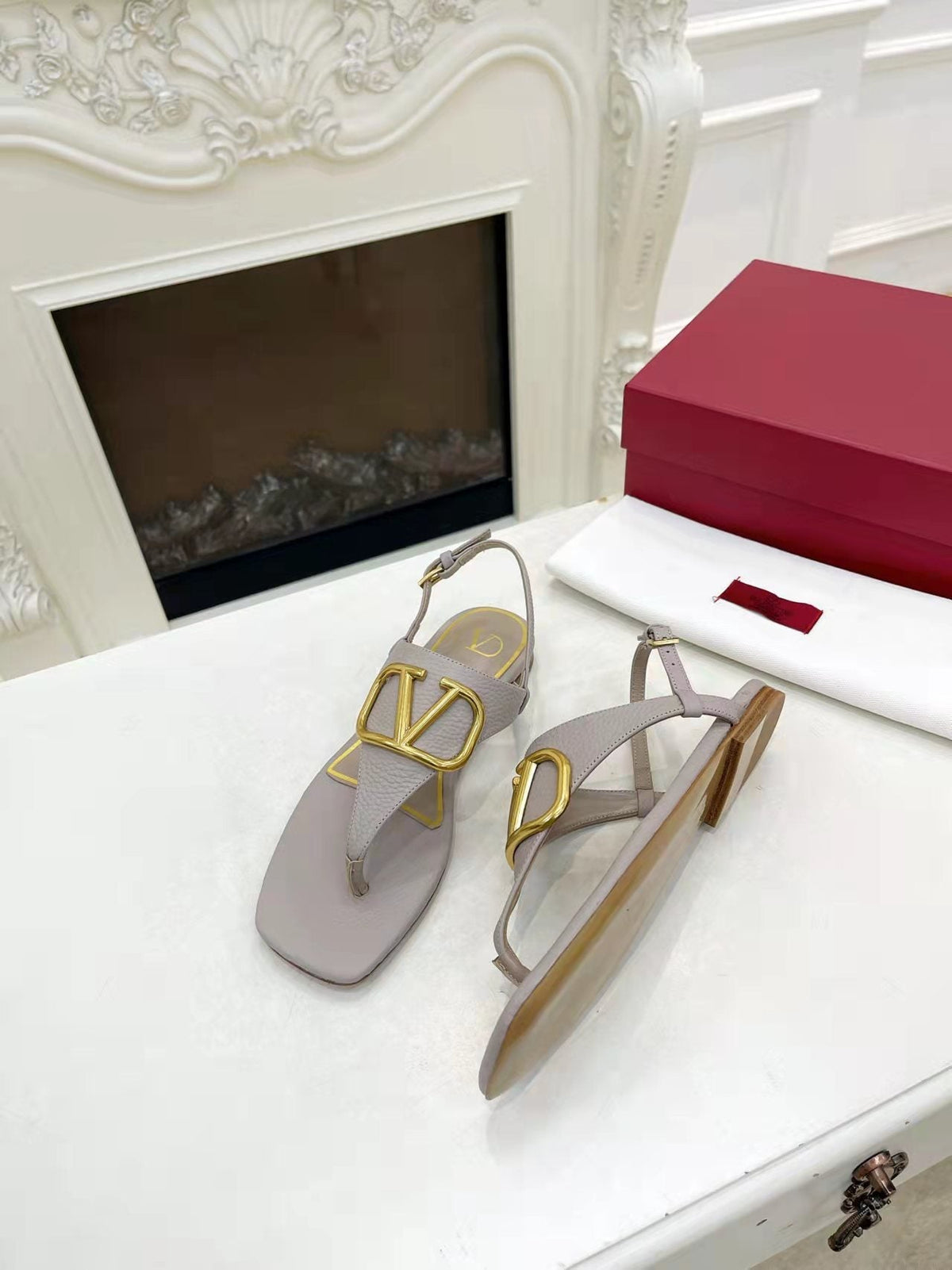 THONG SANDALS IN THISTLE PURPLE CALFSKIN WITH GOLD LOGO