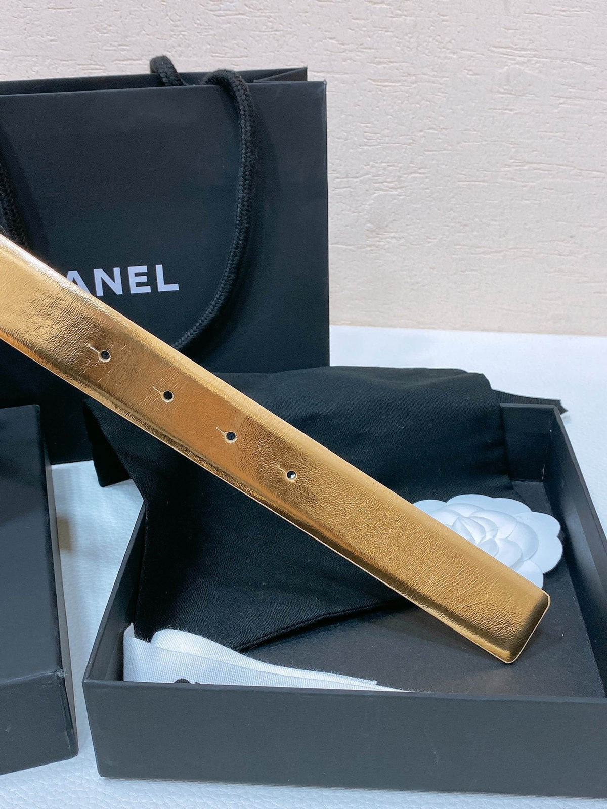 CC BELT 30MM IN GOLD SMOOTH CALFSKIN GOLD MIX WHITE HARDWARE