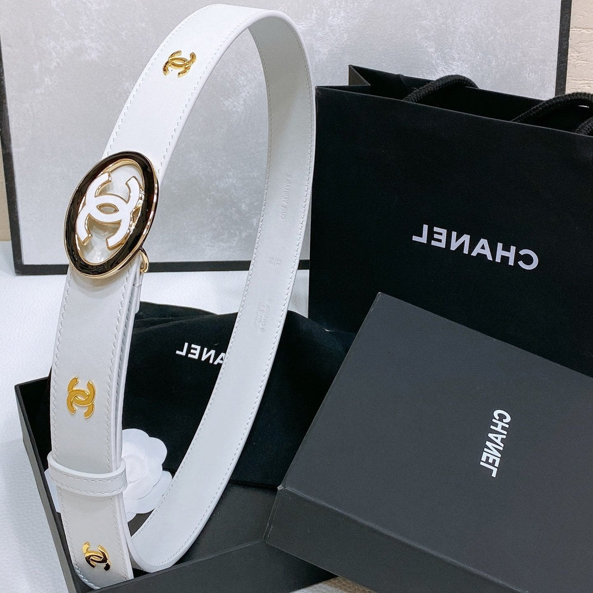 CC 30MM BELT IN WHITE SMOOTH CALFSKIN WHITE MIX BLACK METAL LOGO GOLD HARDWARE