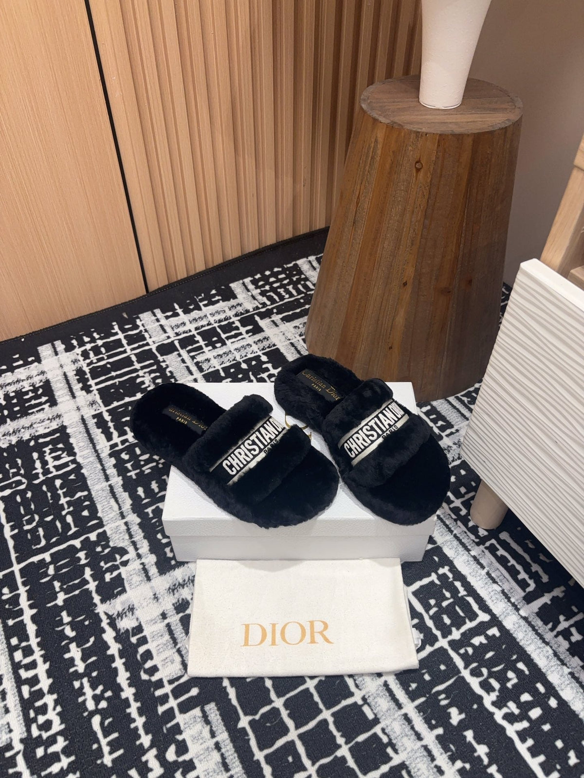 THICK-SOLE SLIPPERS BLACK SHEARLING WITH EMBROIDERED LOGO