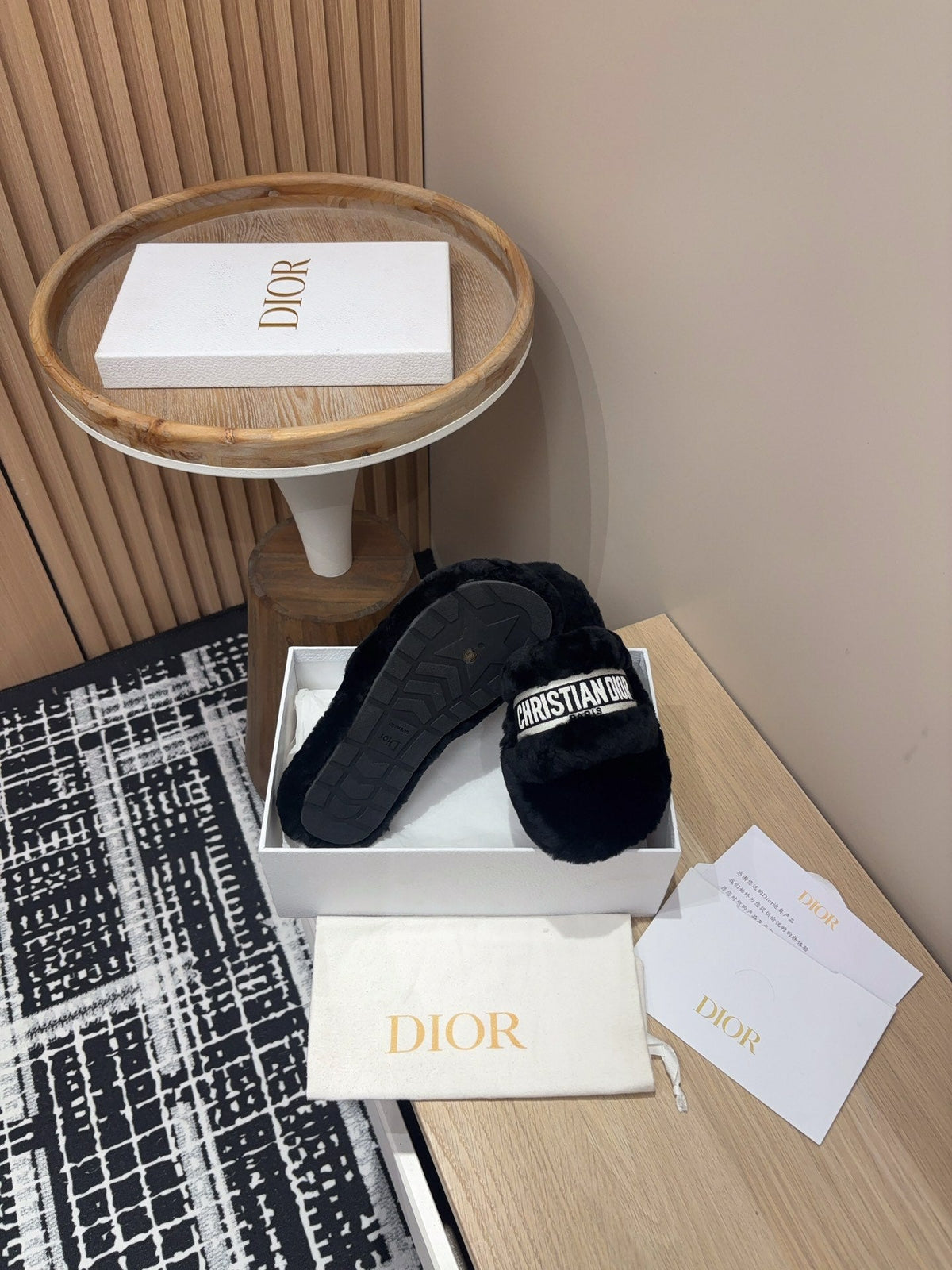 THICK-SOLE SLIPPERS BLACK SHEARLING WITH EMBROIDERED LOGO