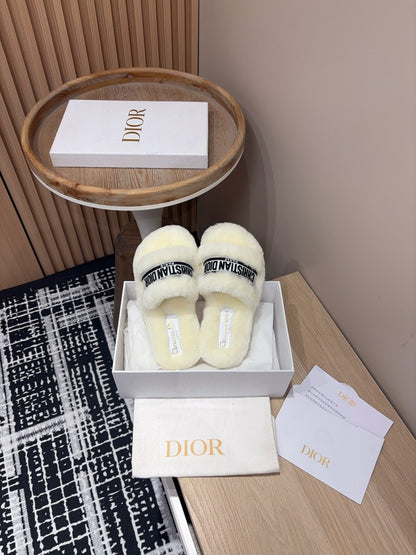 THICK-SOLE SLIPPERS WHITE CREAM SHEARLING WITH EMBROIDERED LOGO