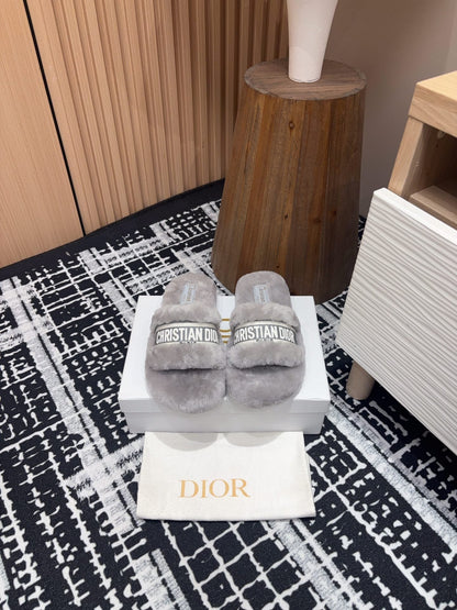 THICK-SOLE SLIPPERS IN PALE GRAY SHEARLING WITH EMBROIDERED LOGO