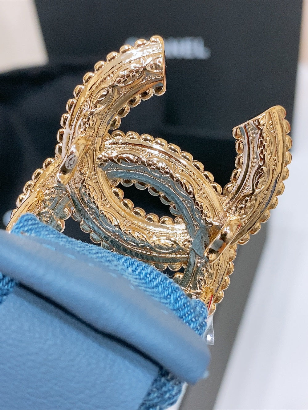 DOUBLE C ELASTIC BELT 30MM IN BLUE DENIM WITH GOLD BUCKLE AND SIDE RHINESTONE DETAILING