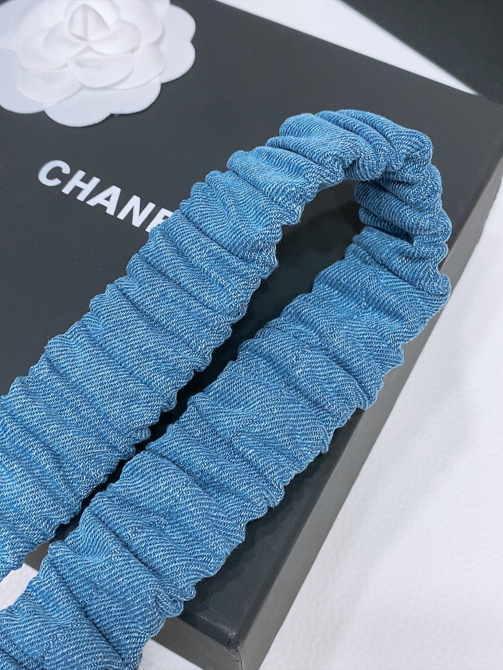 DOUBLE C ELASTIC BELT 30MM IN BLUE DENIM GOLD CRYSTAL BUCKLE