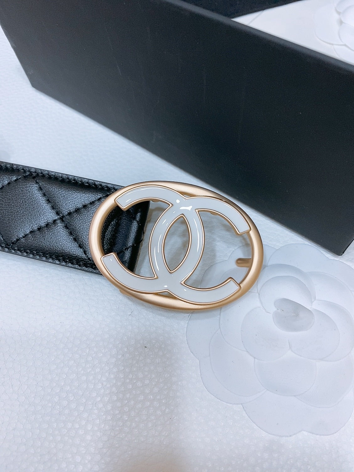 DOUBLE C BELT 38MM IN BLACK QUILTED LAMBSKIN GOLD OVAL BUCKLE CENTERED WHITE LOGO