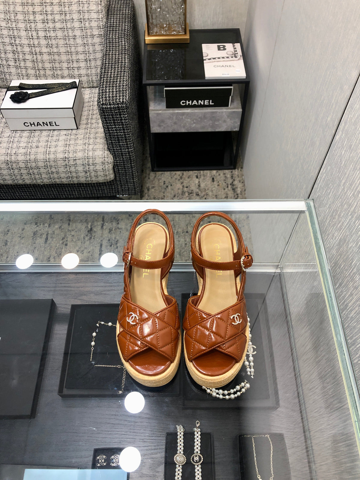 PEEP-TOE THICK SOLE SANDALS IN PERU BROWN PATENT LAMBSKIN
