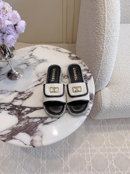 PLATFORM SLIPPERS IN WHITE WOOL AND BLACK LAMBSKIN