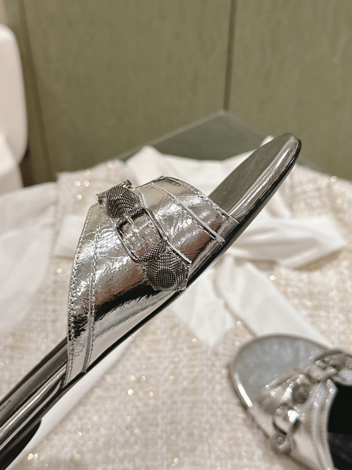 CAGOLE FLAT SANDALS IN SILVER WAX-OIL SHEEPSKIN