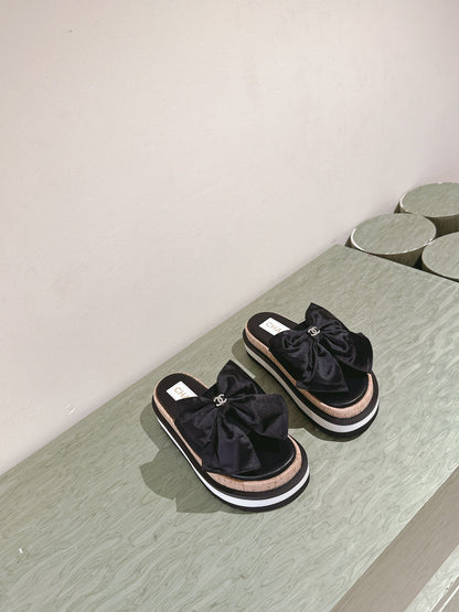 CC SLIPPERS WITH SILK BOW IN BLACK COWHIDE
