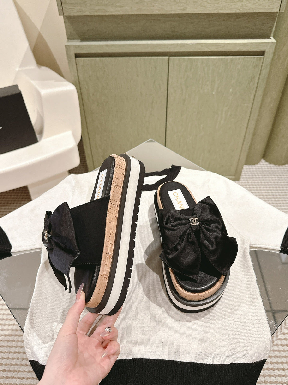 CC SLIPPERS WITH SILK BOW IN BLACK COWHIDE