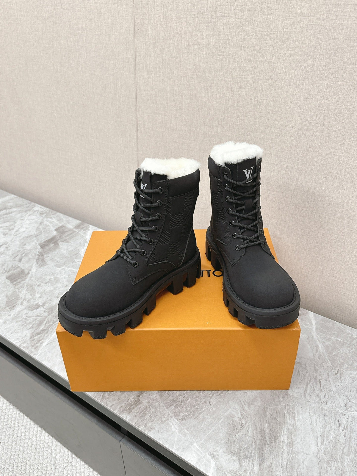 MARTIN ANKLE BOOTS IN BLACK SUEDE AND WHITE SHEARLING LINING