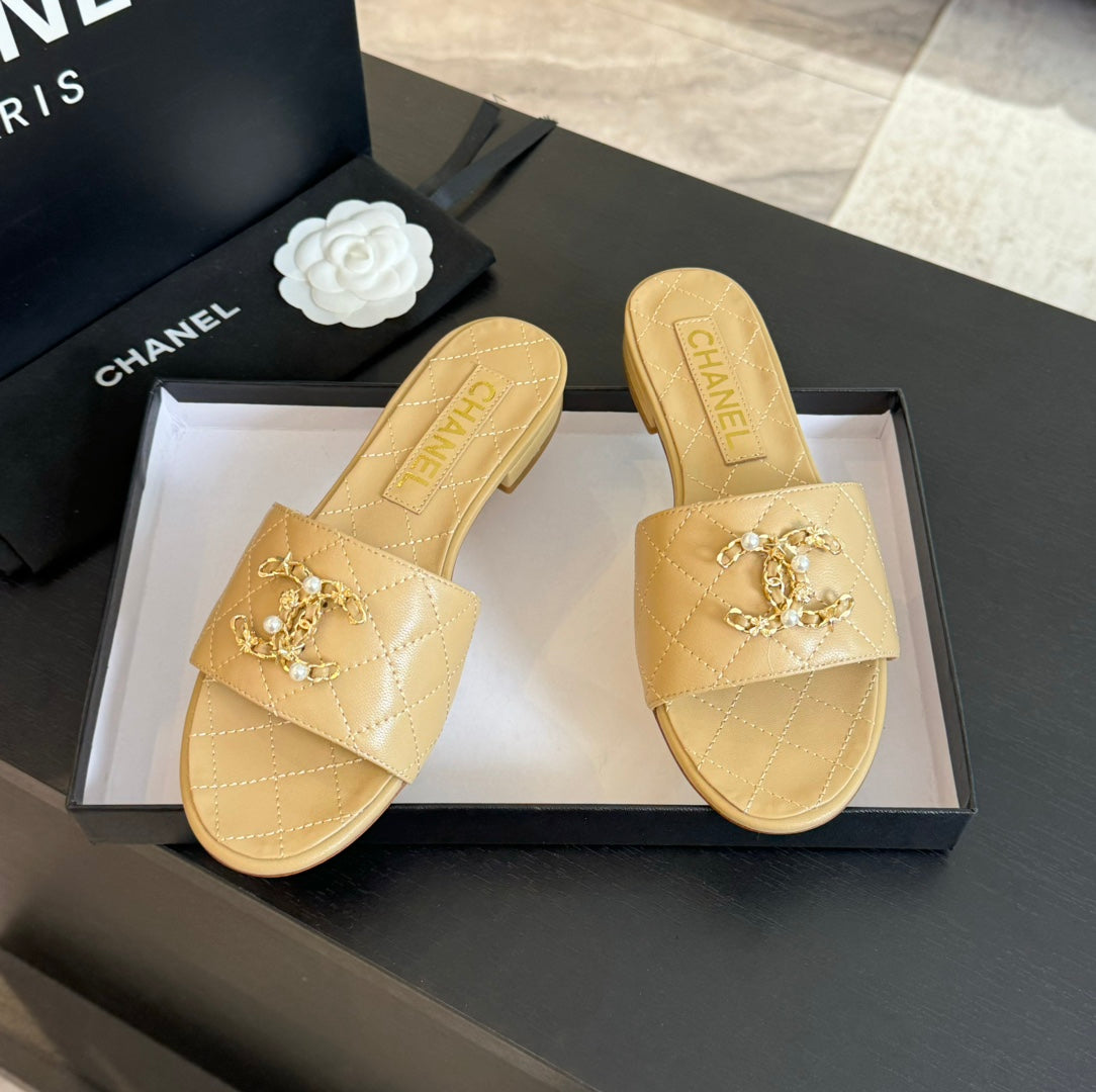 SLIPPERS BEIGE CREAM QUILTED LAMBSKIN