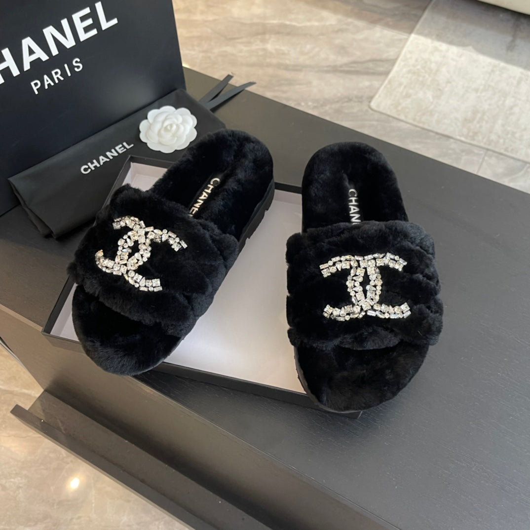 SLIPPERS IN BLACK FUR