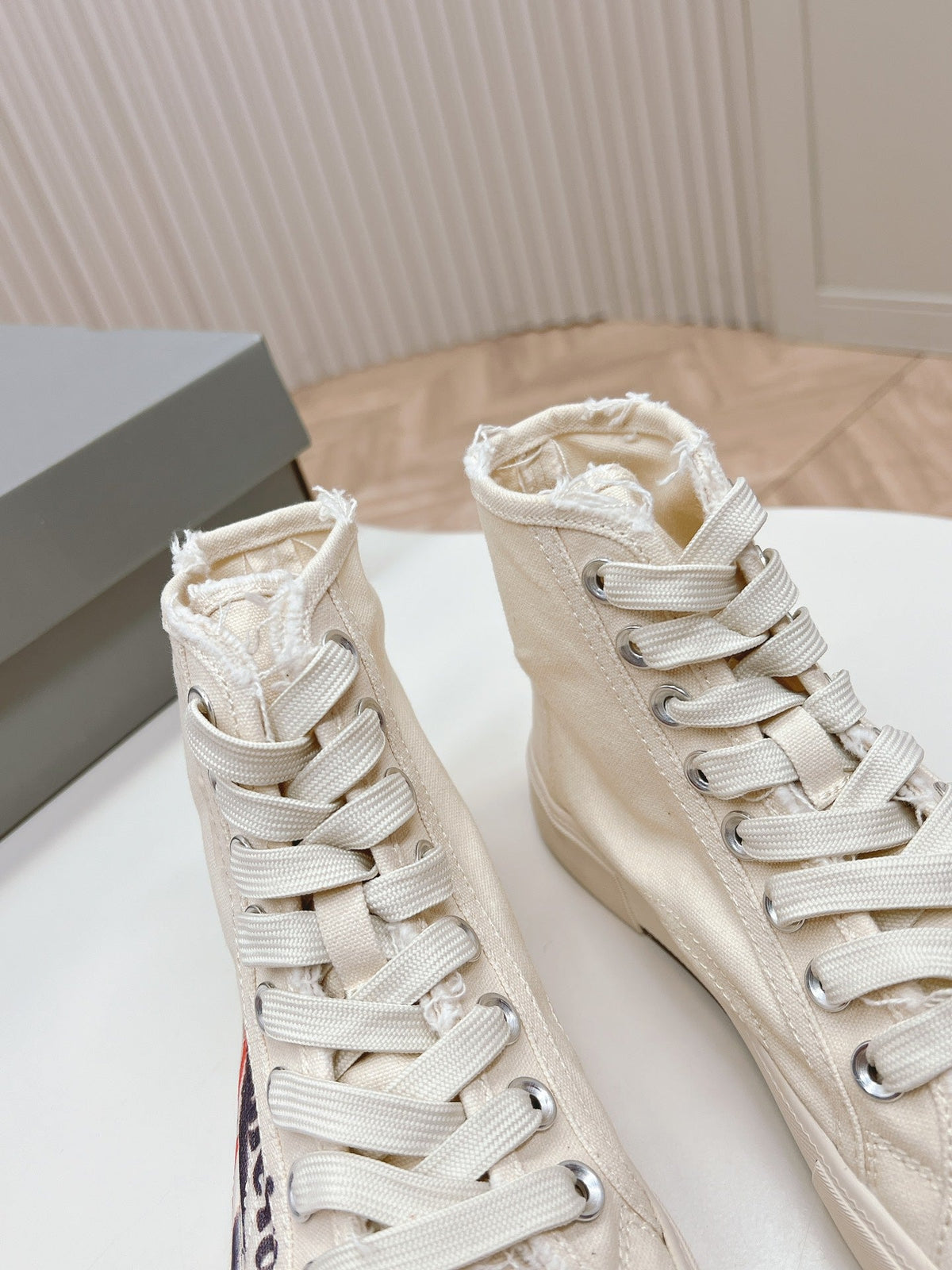 WHITE CANVAS HIGH-TOP SNEAKERS LOGO GRAFFITI