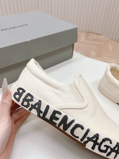 SLIP-ON SNEAKERS GRAFFITI IN WHITE CANVAS