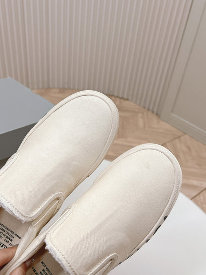 SLIP-ON SNEAKERS GRAFFITI IN WHITE CANVAS