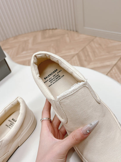 SLIP-ON SNEAKERS GRAFFITI IN WHITE CANVAS