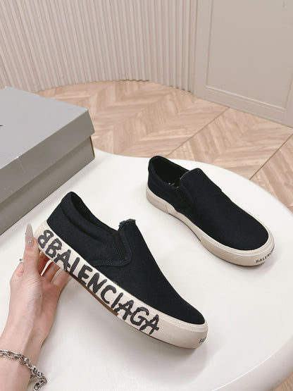 SLIP-ON SNEAKERS GRAFFITI IN BLACK CANVAS