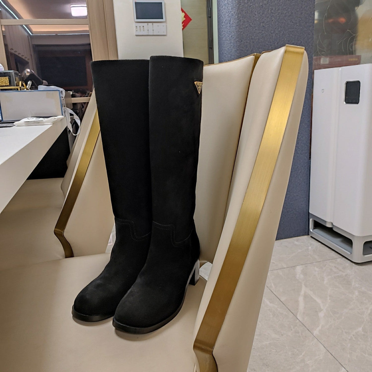 KNEE BOOTS WITH TRIANGLE LOGO IN BLACK SUEDE
