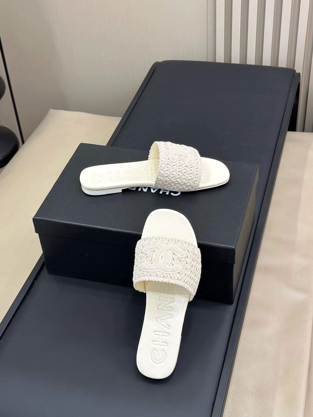 CC WOVEN SLIPPERS WHITE COWHIDE SOLE