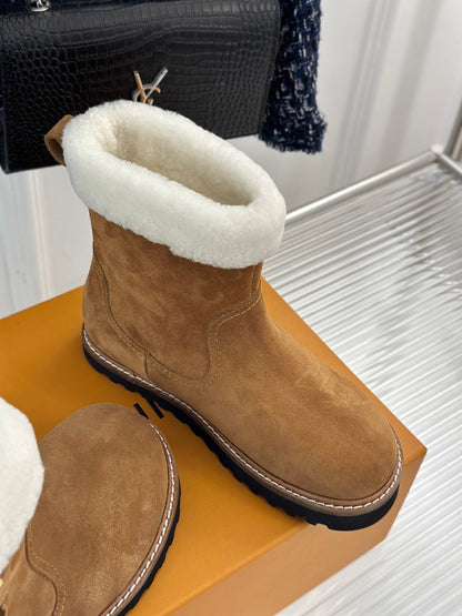 CHUNKY SOLE SNOW BOOTS IN PEANUT BROWN SUEDE AND WHITE WOOL