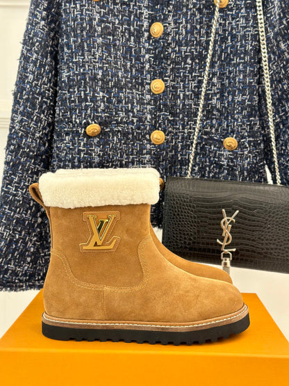 CHUNKY SOLE SNOW BOOTS IN PEANUT BROWN SUEDE AND WHITE WOOL