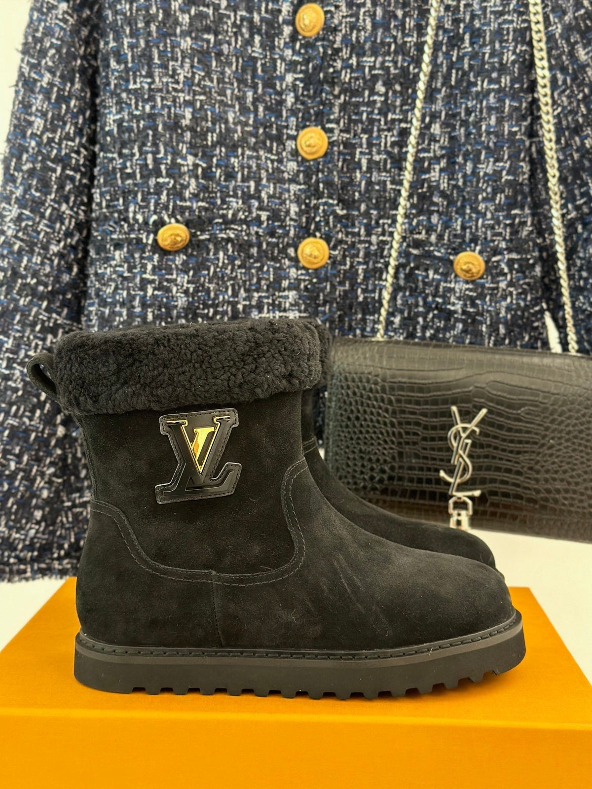 CHUNKY SOLE SNOW BOOTS IN BLACK SUEDE AND WOOL