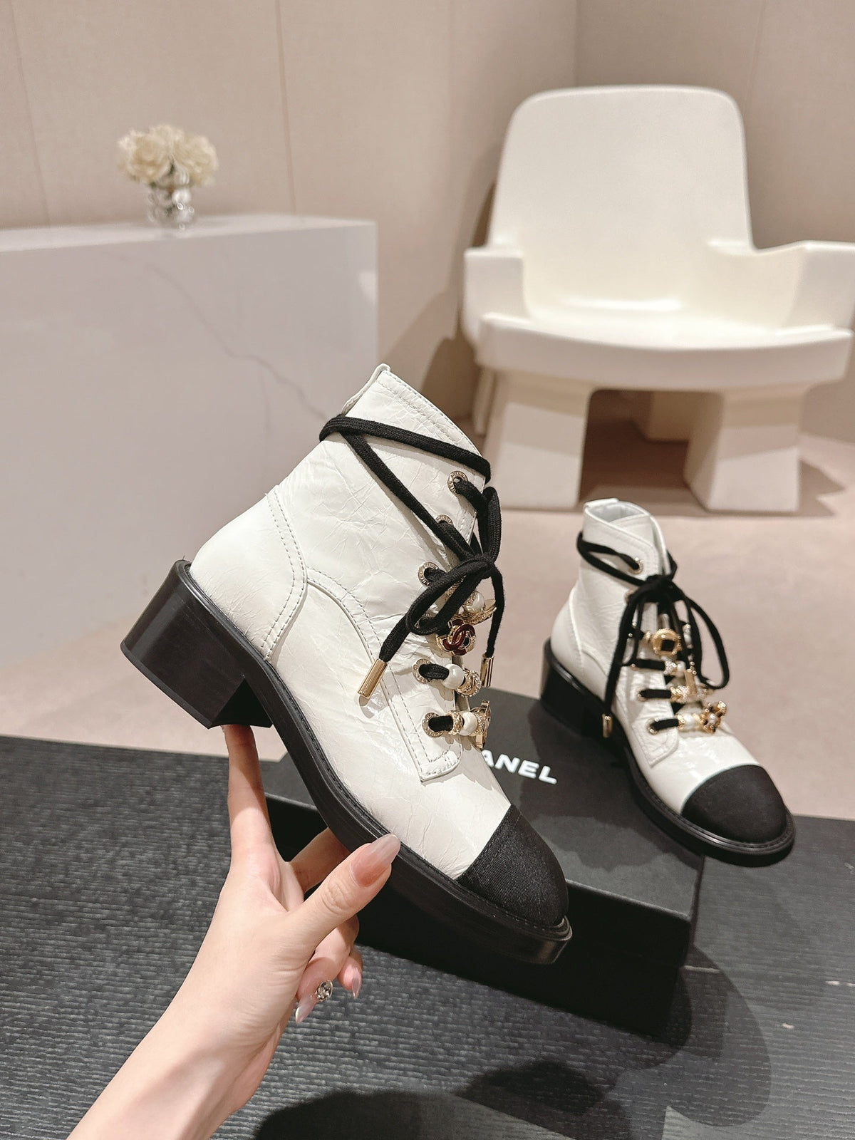 OXFORD SHORT BOOTS WHITE MIX BLACK SHEEPSKIN