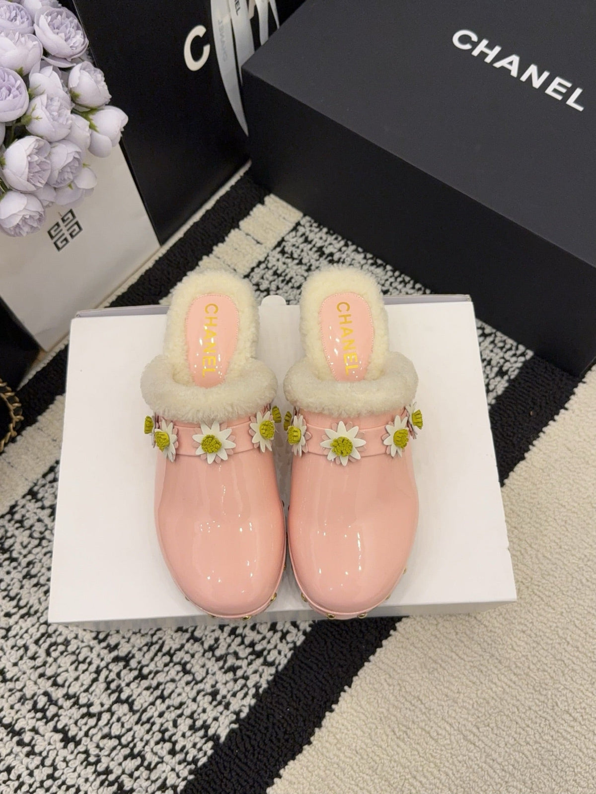 CC 26 Daisy Shearling-lined Slipper Pink Patent Leather 588693