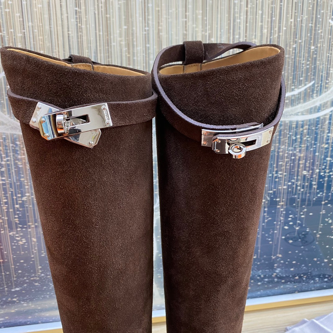 KNEE HIGH BOOTS IN CHOCOLATE BROWN SUEDE