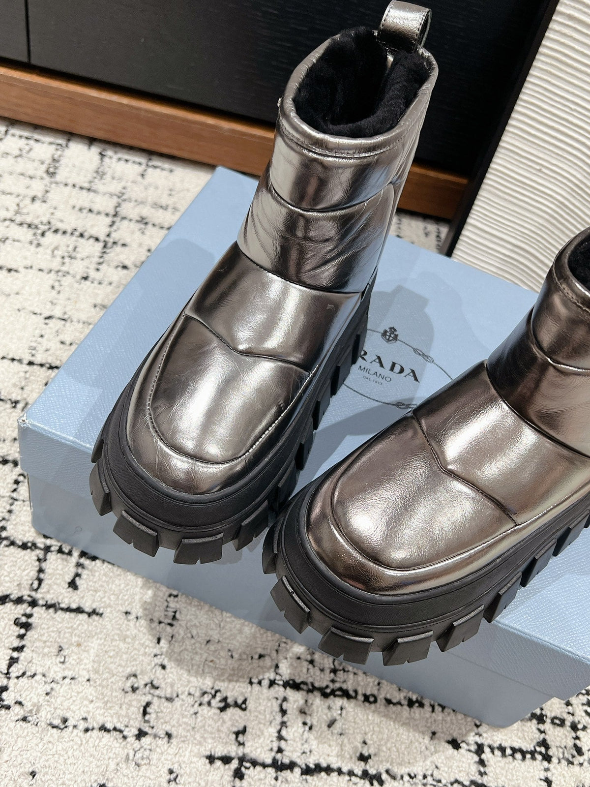 MONOLITH ANKLE BOOTS IN METALLIC GRAY CALFSKIN AND LAMB FUR LINING