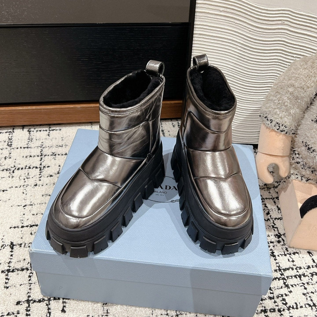 MONOLITH ANKLE BOOTS IN METALLIC GRAY CALFSKIN AND LAMB FUR LINING