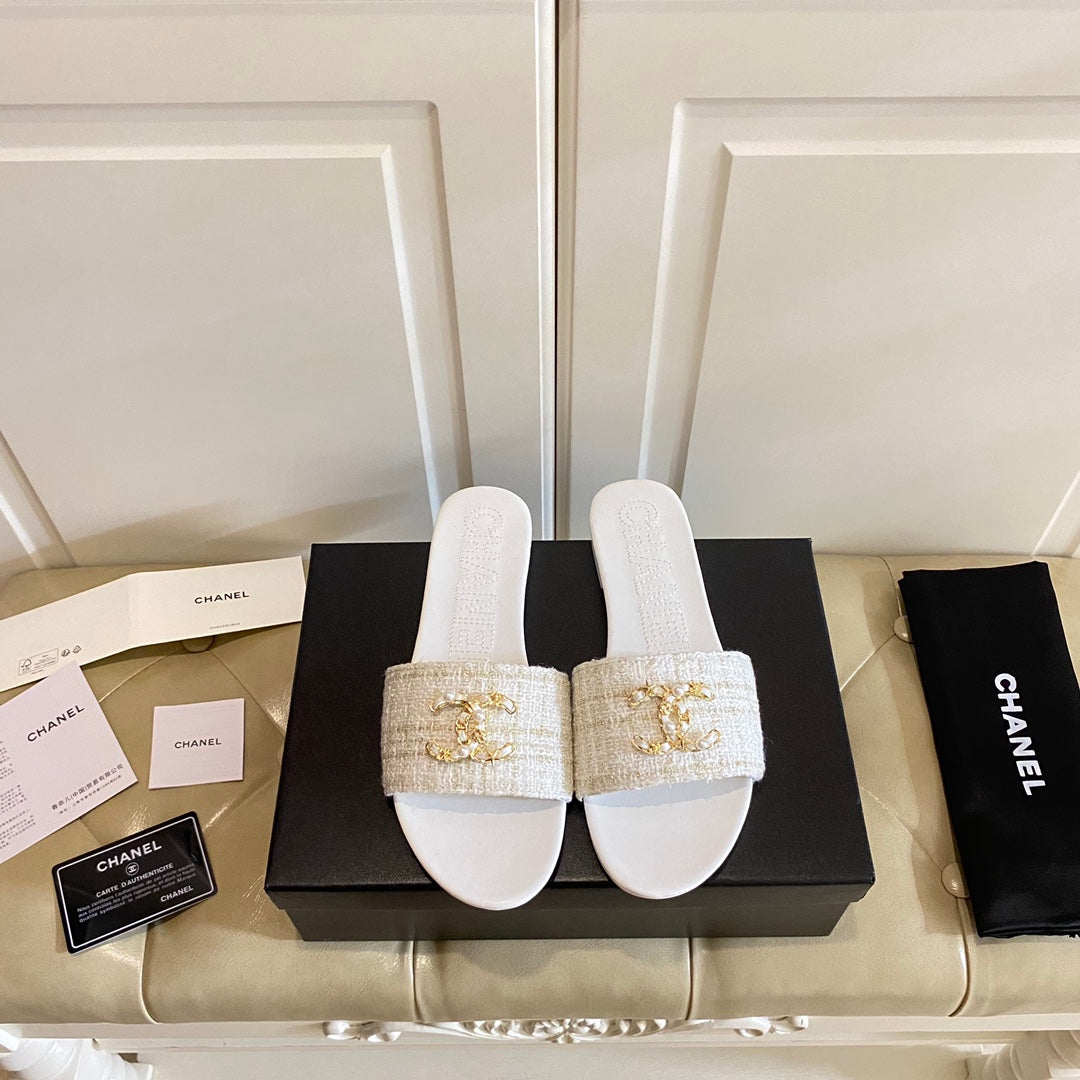 SLIPPERS IN WHITE CREAM TWEED MULE
