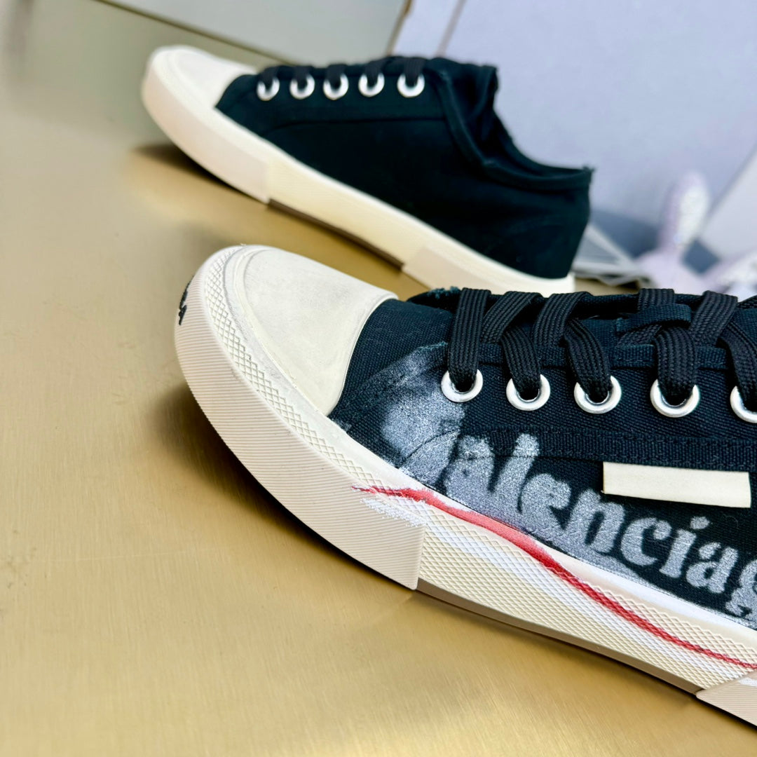 SNEAKERS IN BLACK CANVAS GRAFFITI LOGO