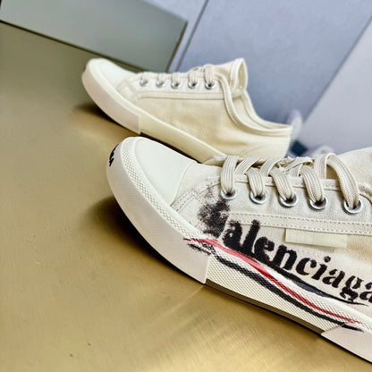 SNEAKERS IN WHITE CANVAS GRAFFITI LOGO