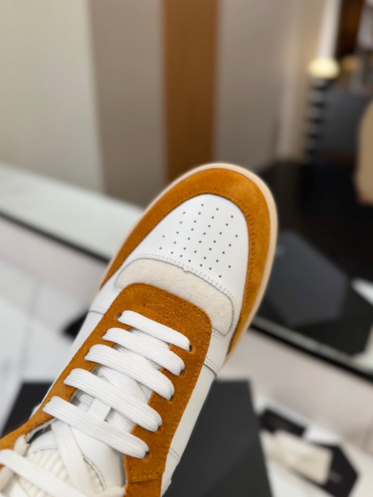 MID-TOP SNEAKERS IN WHITE PERFORATED LAMBSKIN AND BRONZE ORANGE SUEDE