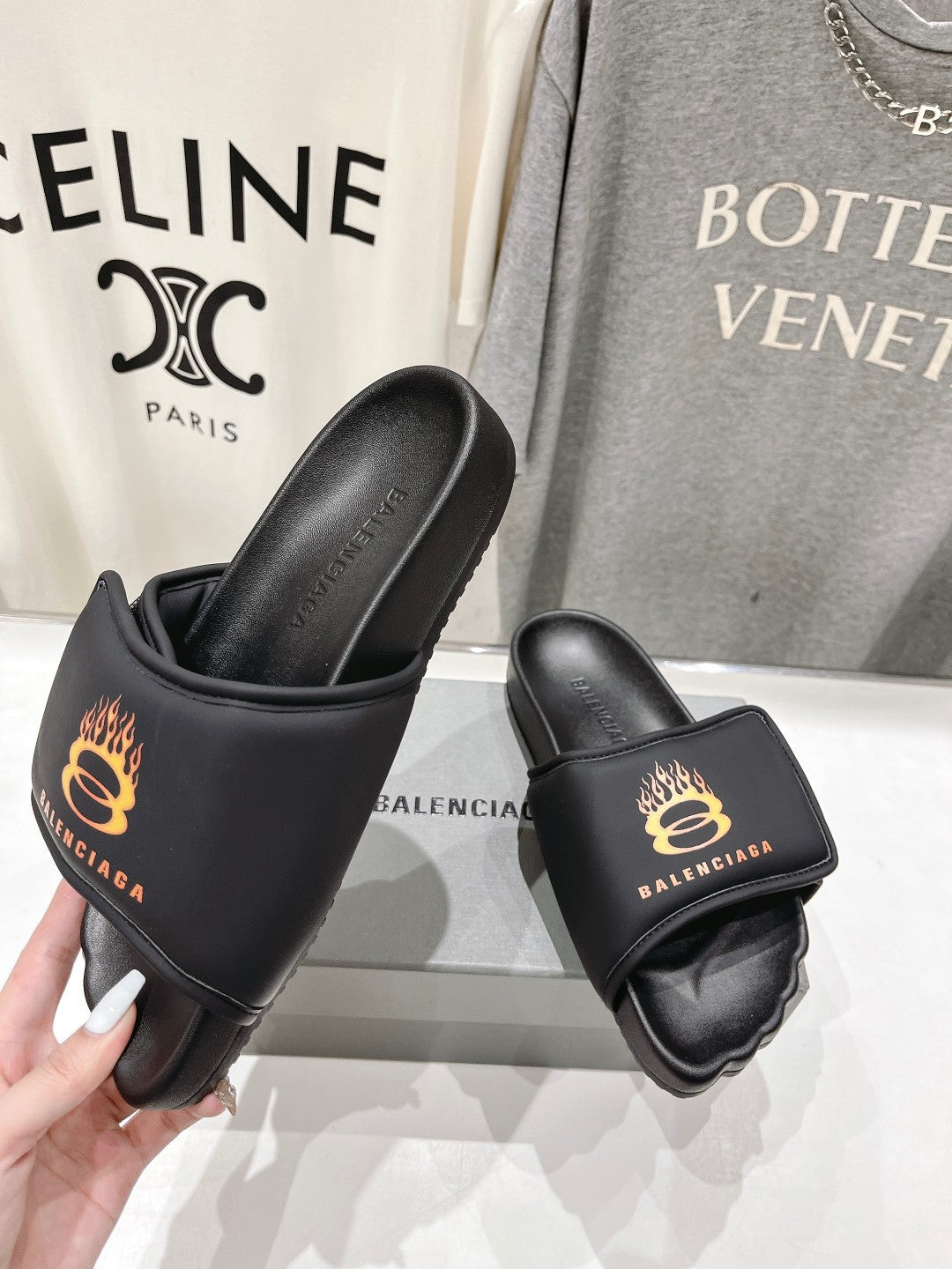 SLIDE SANDALS IN BLACK NYLON AND RUBBER YELLOW PRINT